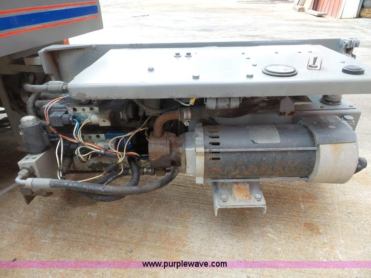 image for item CD9503 1997 Skyjack 3219 scissor lift