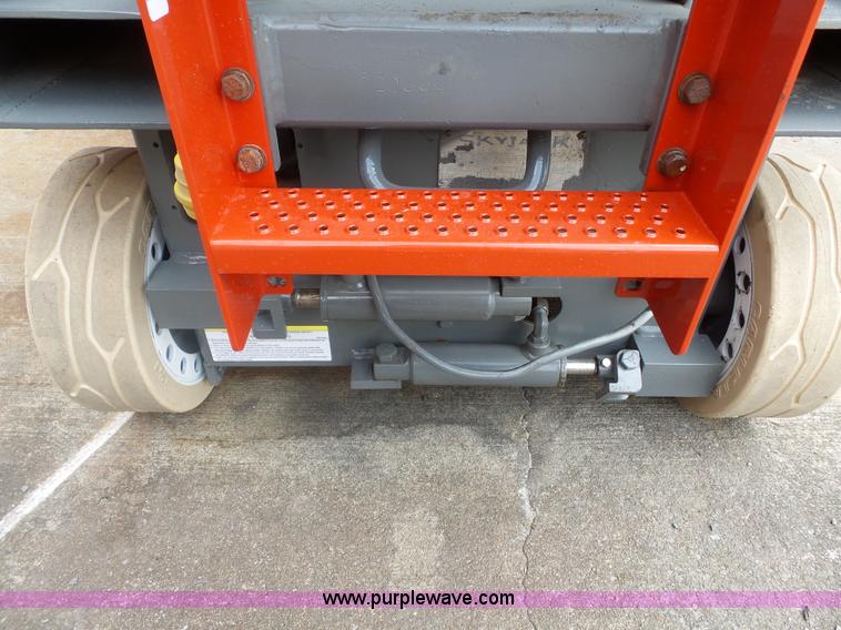 image for item CD9503 1997 Skyjack 3219 scissor lift