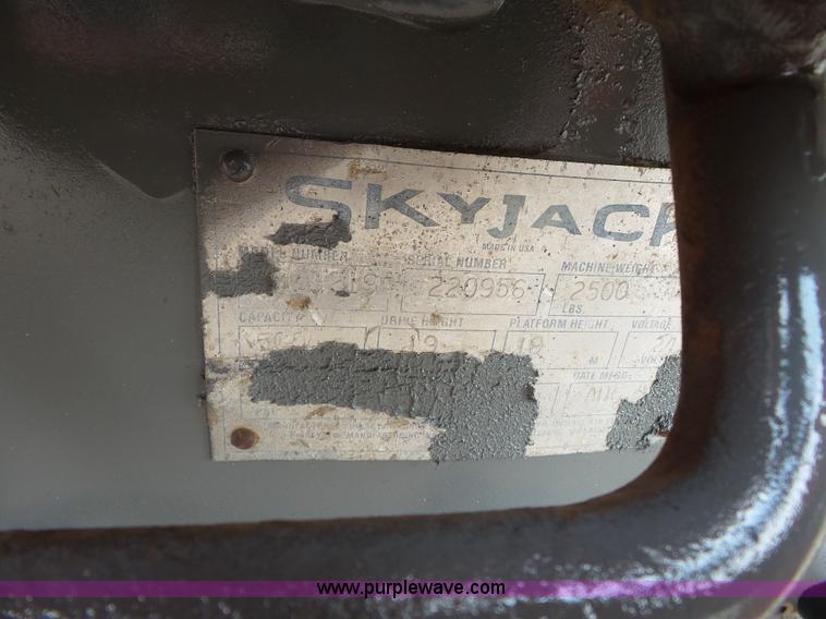 image for item CD9503 1997 Skyjack 3219 scissor lift