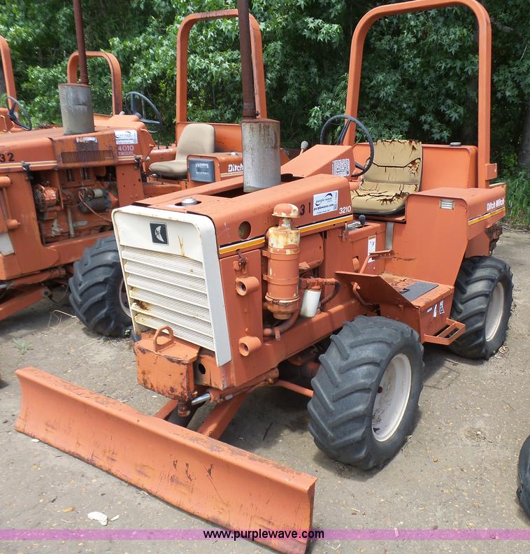 image for item L1563 1985 Ditch Witch 3210 trencher