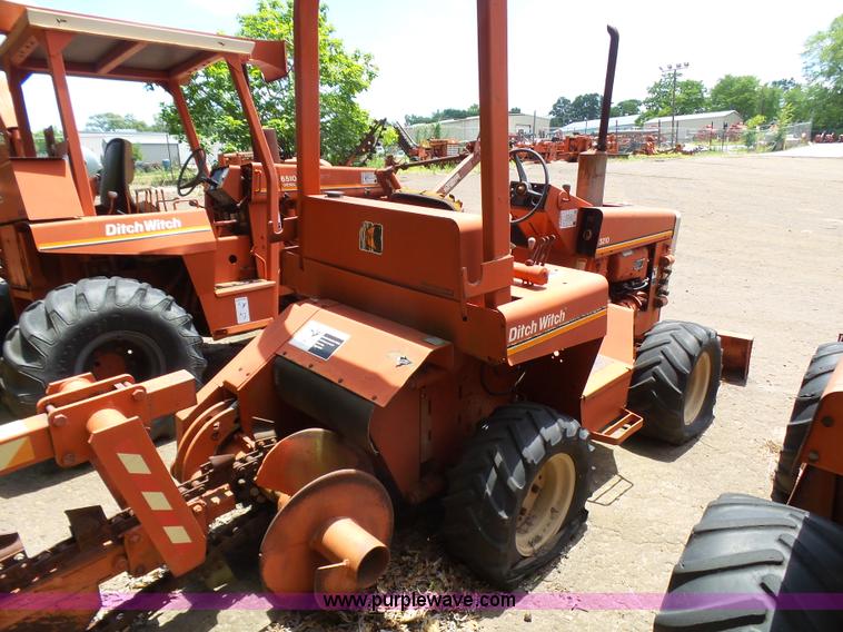 image for item L1563 1985 Ditch Witch 3210 trencher