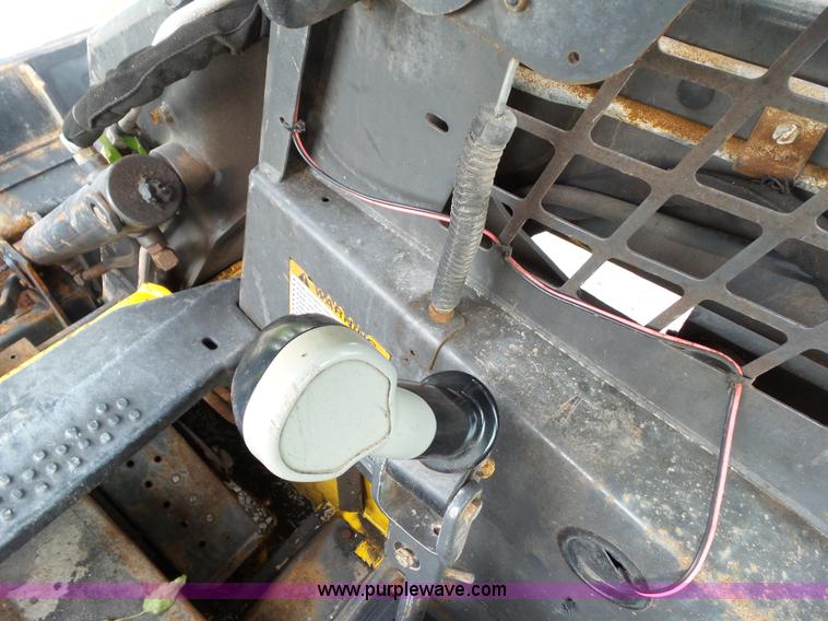 image for item L5499 2006 New Holland L185 skid steer