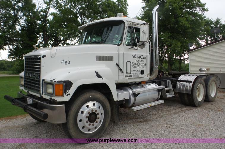 image for item L5912 1999 Mack CH613 semi truck