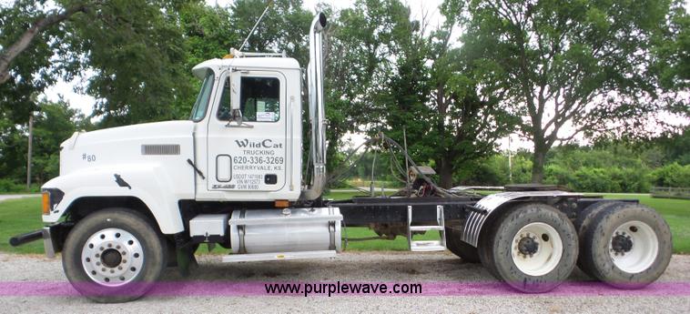 image for item L5912 1999 Mack CH613 semi truck