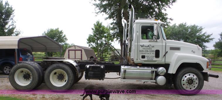image for item L5912 1999 Mack CH613 semi truck