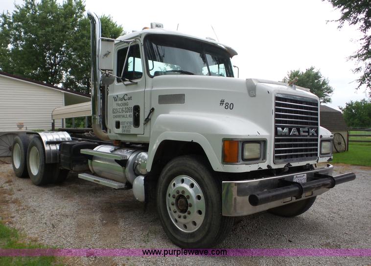 image for item L5912 1999 Mack CH613 semi truck