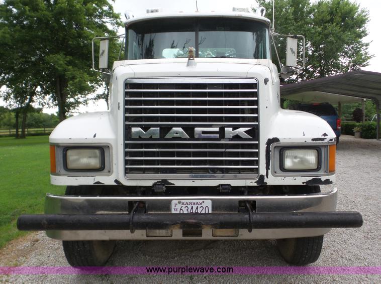 image for item L5912 1999 Mack CH613 semi truck