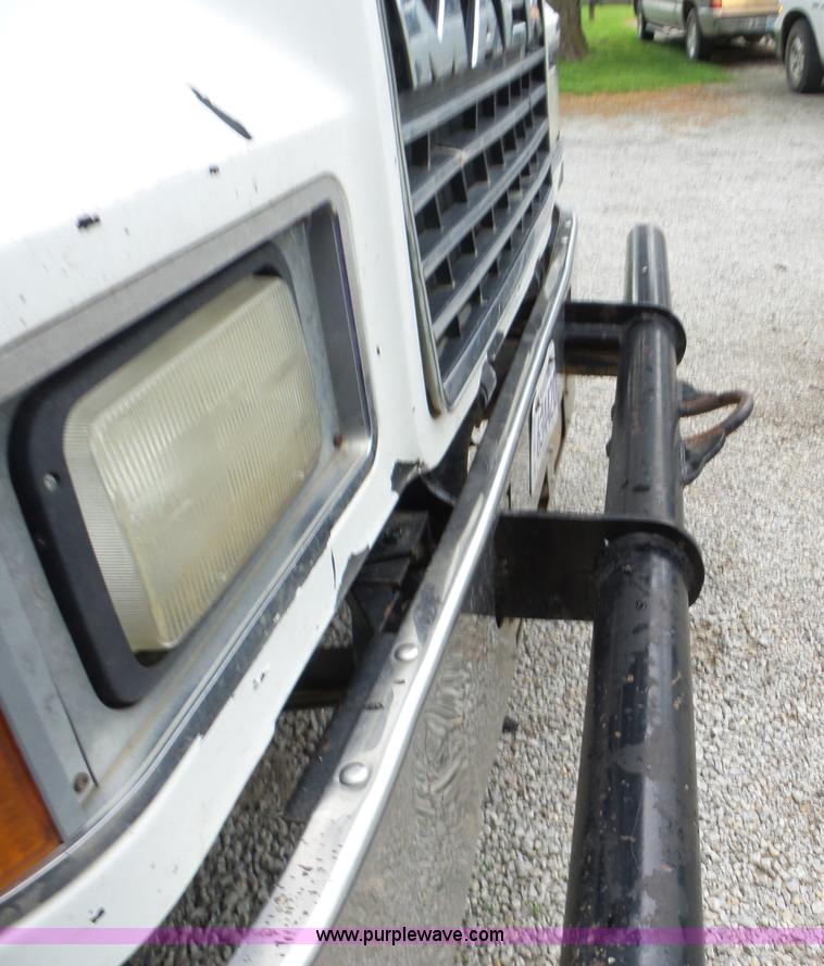 image for item L5912 1999 Mack CH613 semi truck