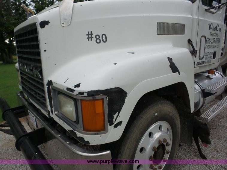 image for item L5912 1999 Mack CH613 semi truck