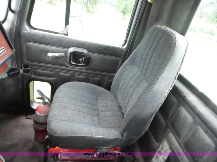 image for item L5912 1999 Mack CH613 semi truck