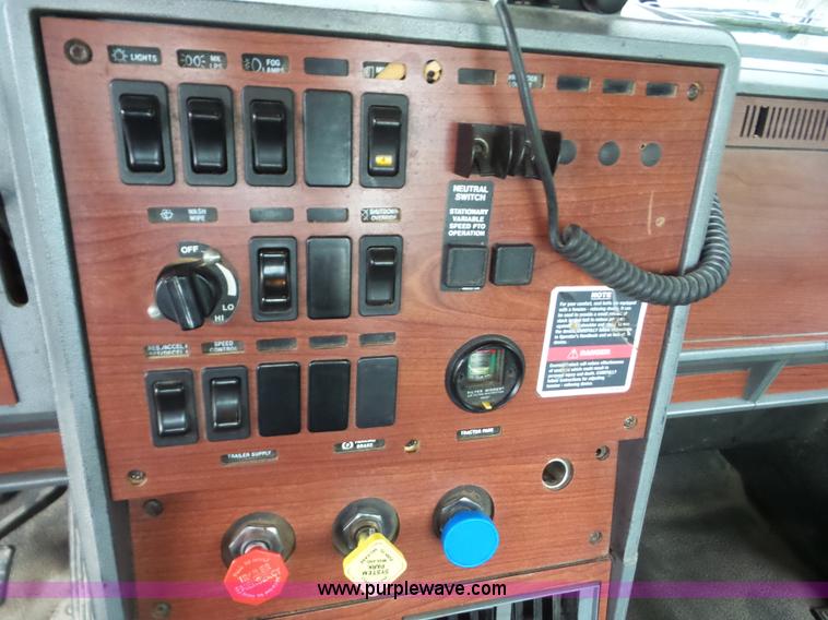 image for item L5912 1999 Mack CH613 semi truck