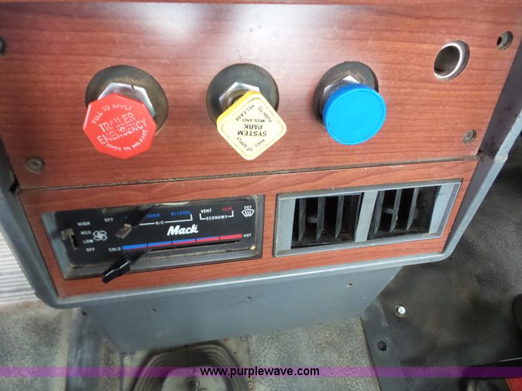 image for item L5912 1999 Mack CH613 semi truck