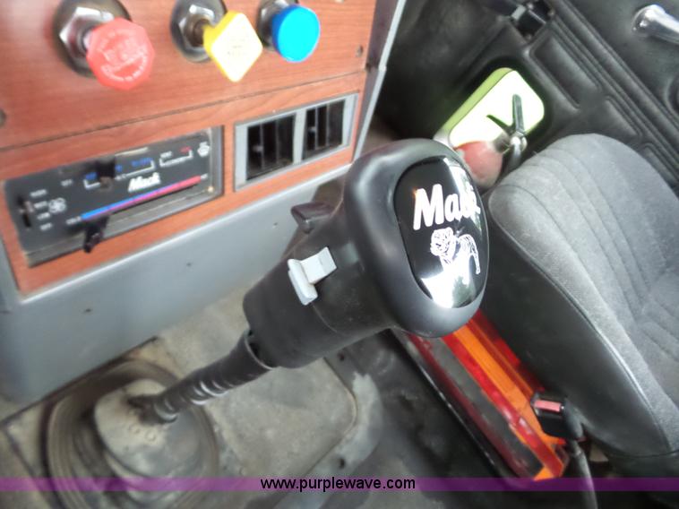 image for item L5912 1999 Mack CH613 semi truck