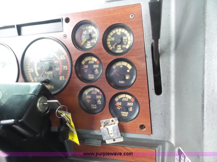 image for item L5912 1999 Mack CH613 semi truck