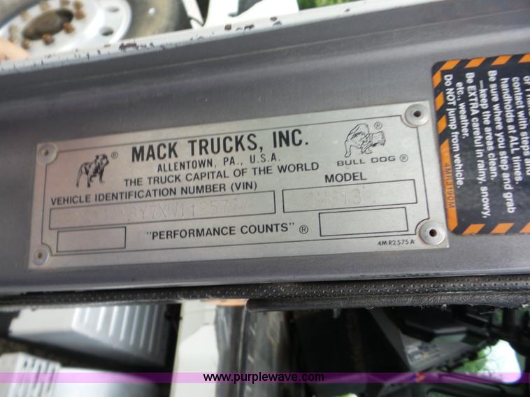 image for item L5912 1999 Mack CH613 semi truck