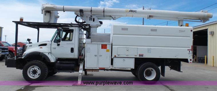 image for item N9404 2003 International 7400 bucket truck