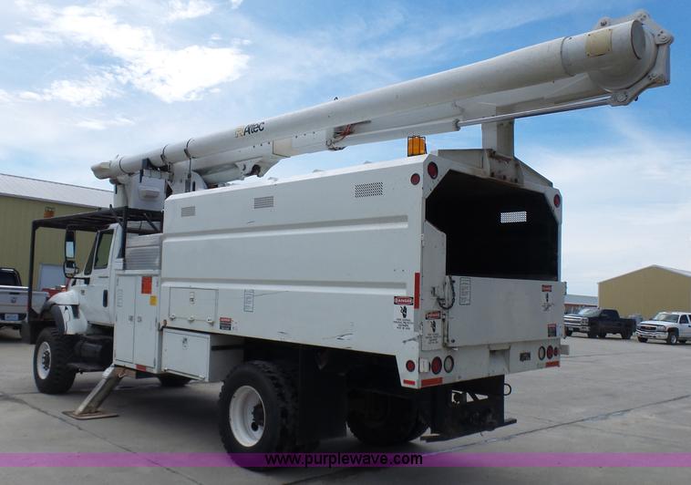 image for item N9404 2003 International 7400 bucket truck