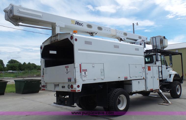 image for item N9404 2003 International 7400 bucket truck