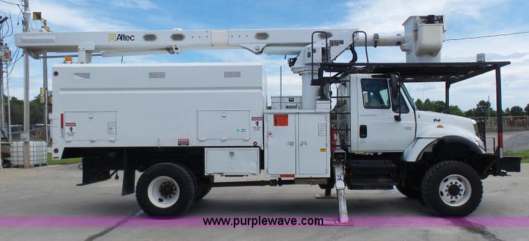 image for item N9404 2003 International 7400 bucket truck