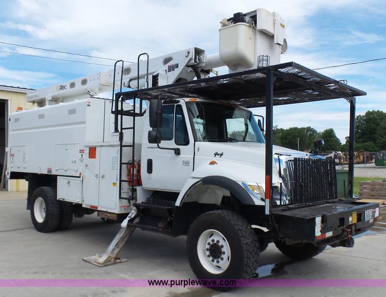 image for item N9404 2003 International 7400 bucket truck