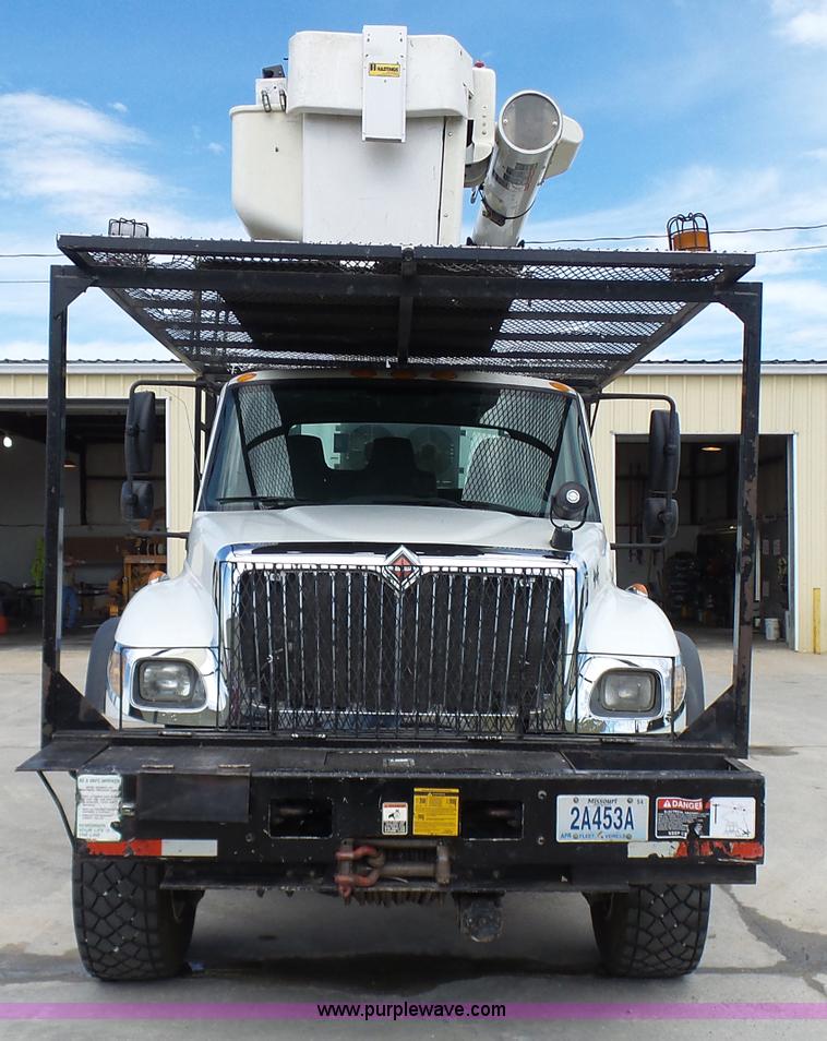 image for item N9404 2003 International 7400 bucket truck