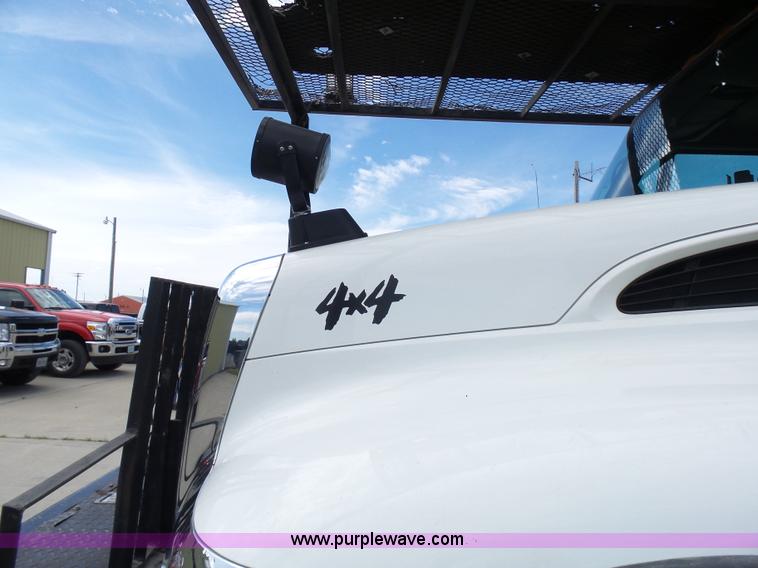 image for item N9404 2003 International 7400 bucket truck