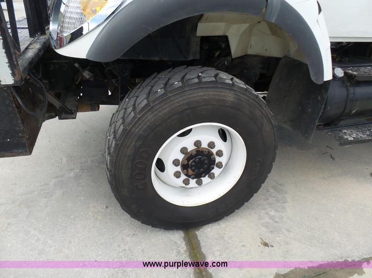 image for item N9404 2003 International 7400 bucket truck