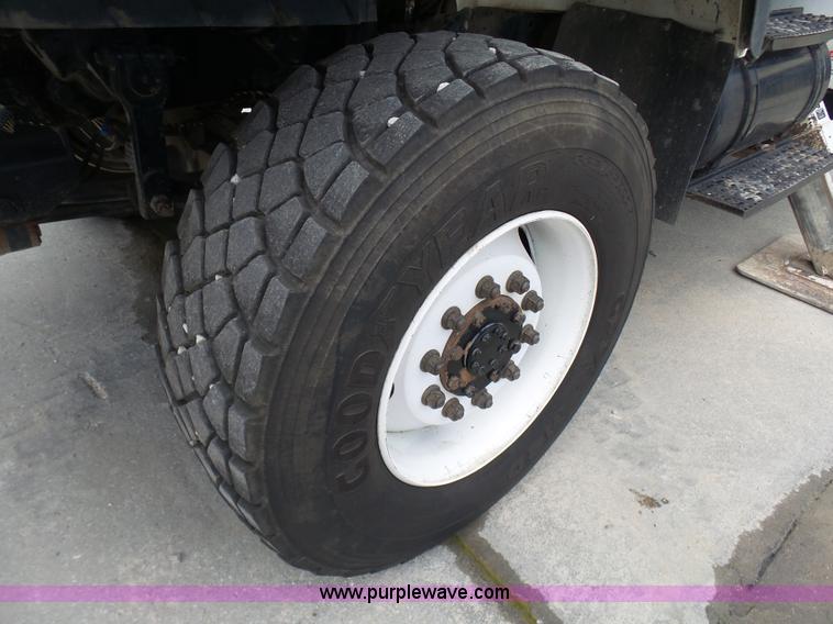 image for item N9404 2003 International 7400 bucket truck