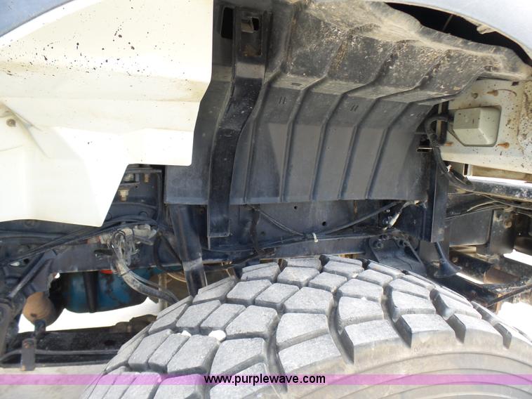 image for item N9404 2003 International 7400 bucket truck