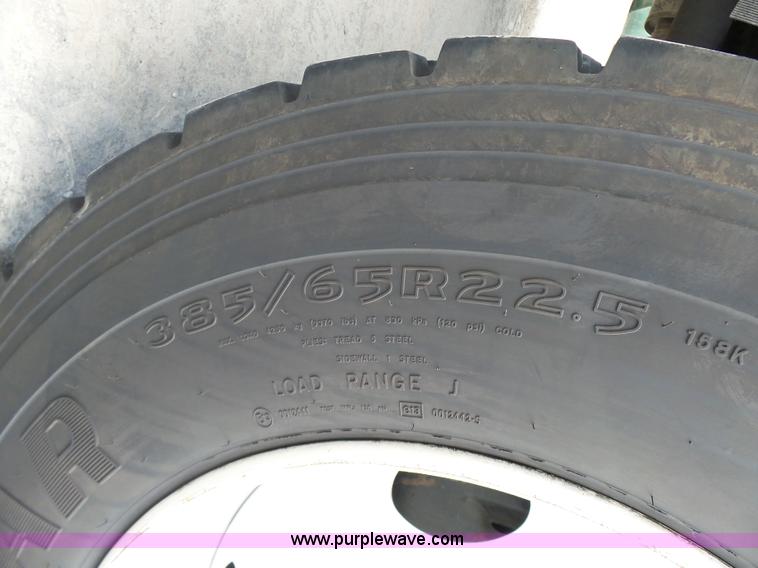 image for item N9404 2003 International 7400 bucket truck