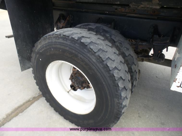 image for item N9404 2003 International 7400 bucket truck