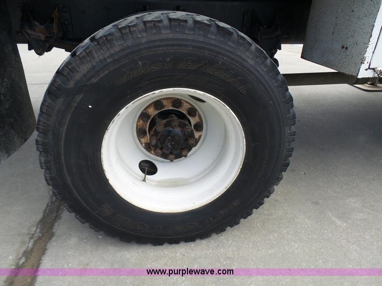 image for item N9404 2003 International 7400 bucket truck