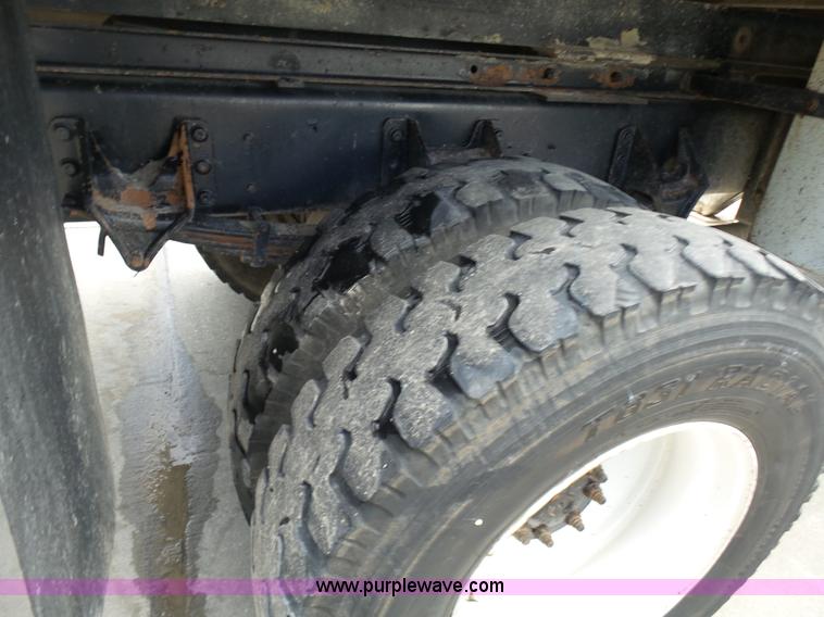 image for item N9404 2003 International 7400 bucket truck