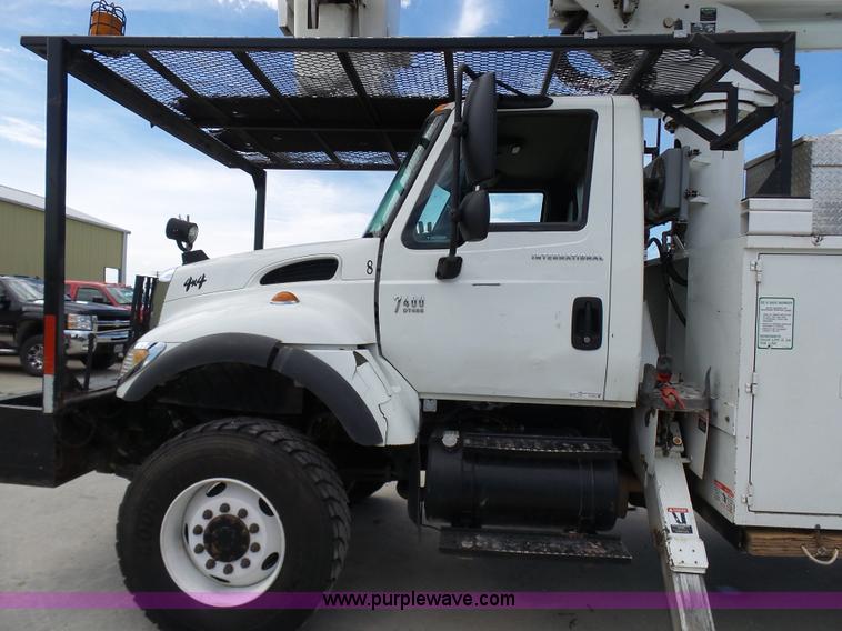 image for item N9404 2003 International 7400 bucket truck