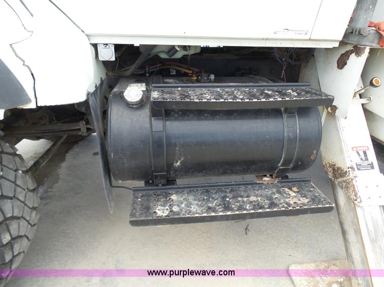 image for item N9404 2003 International 7400 bucket truck