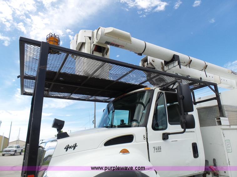 image for item N9404 2003 International 7400 bucket truck