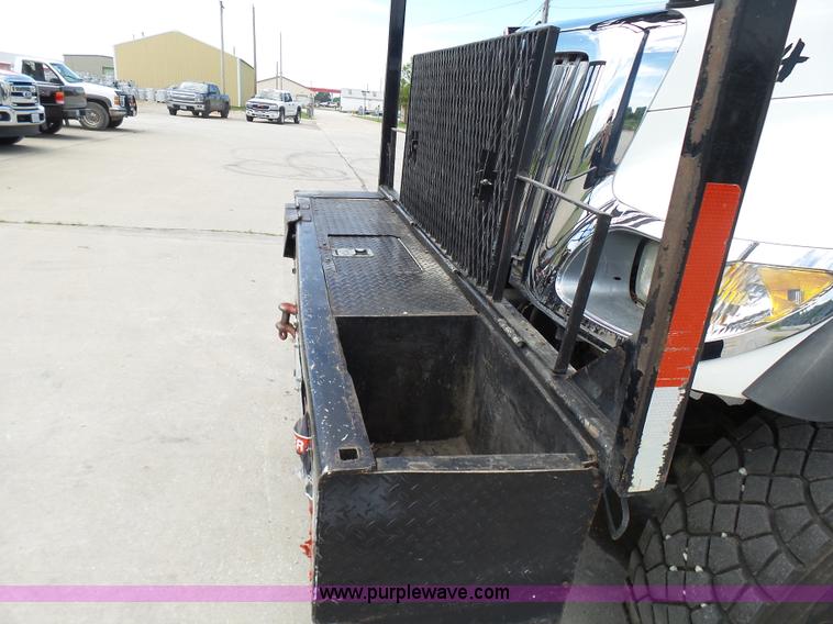 image for item N9404 2003 International 7400 bucket truck