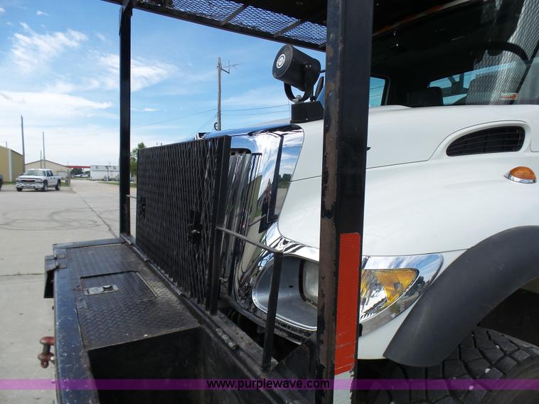 image for item N9404 2003 International 7400 bucket truck
