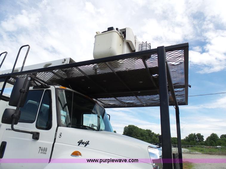 image for item N9404 2003 International 7400 bucket truck