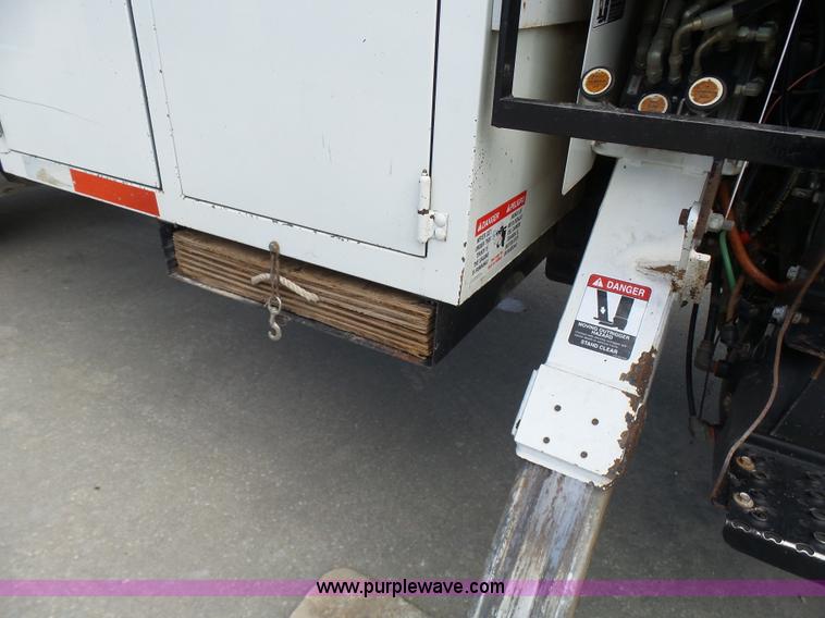 image for item N9404 2003 International 7400 bucket truck