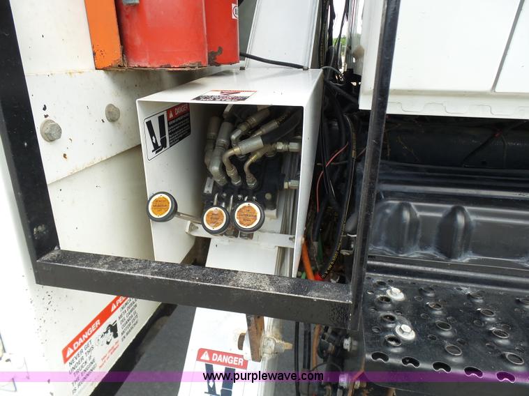 image for item N9404 2003 International 7400 bucket truck