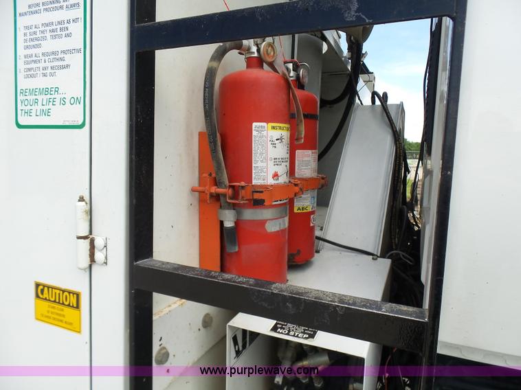 image for item N9404 2003 International 7400 bucket truck