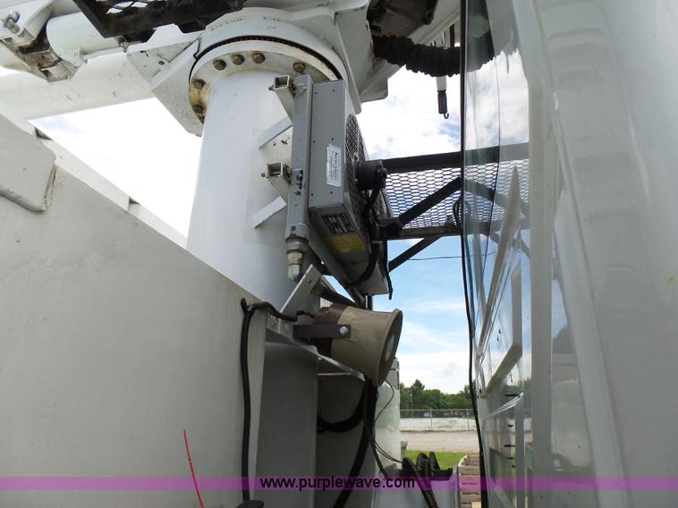image for item N9404 2003 International 7400 bucket truck