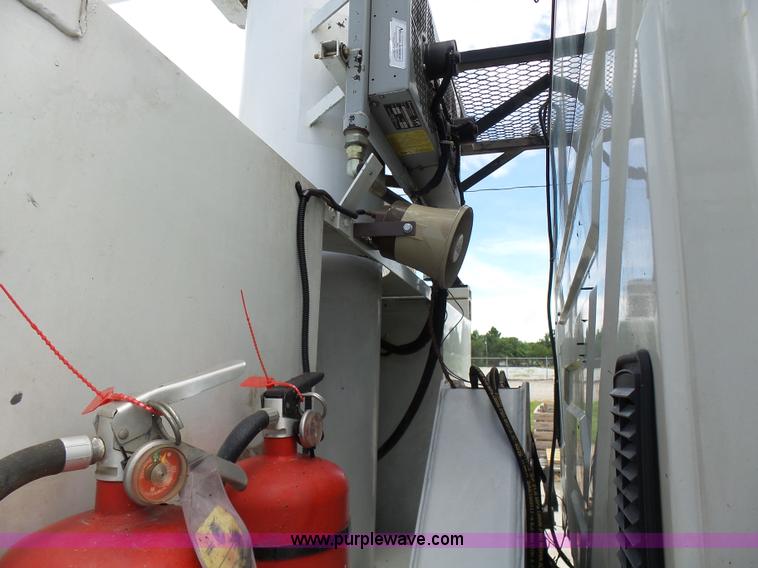 image for item N9404 2003 International 7400 bucket truck