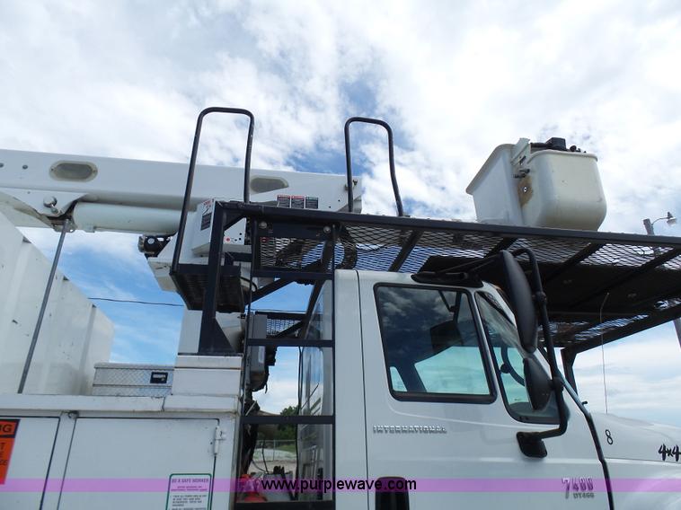 image for item N9404 2003 International 7400 bucket truck