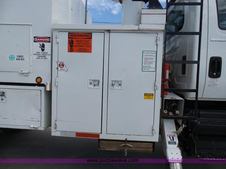 image for item N9404 2003 International 7400 bucket truck