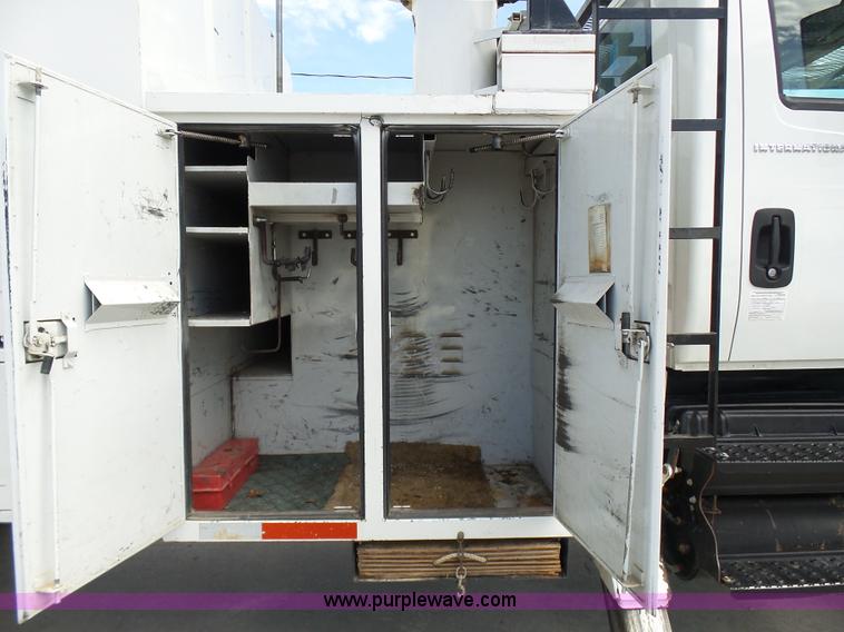 image for item N9404 2003 International 7400 bucket truck