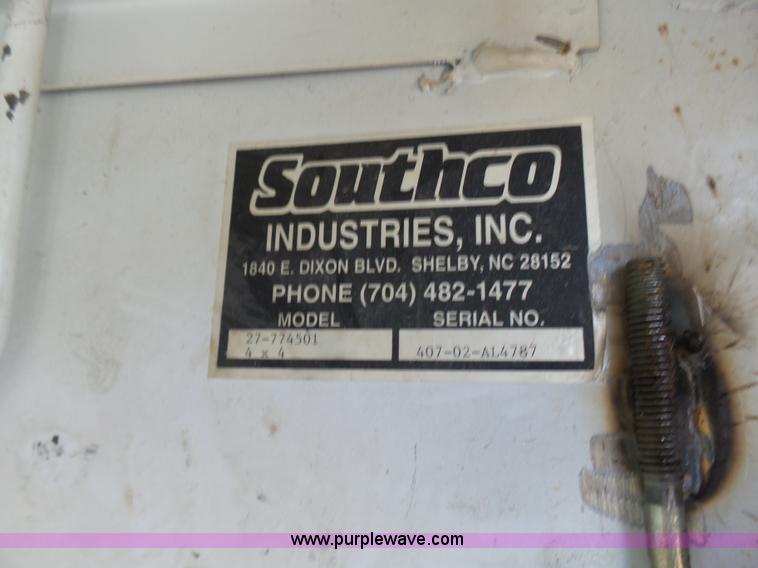 image for item N9404 2003 International 7400 bucket truck