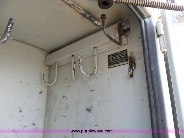 image for item N9404 2003 International 7400 bucket truck