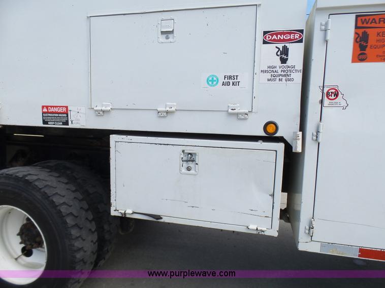 image for item N9404 2003 International 7400 bucket truck